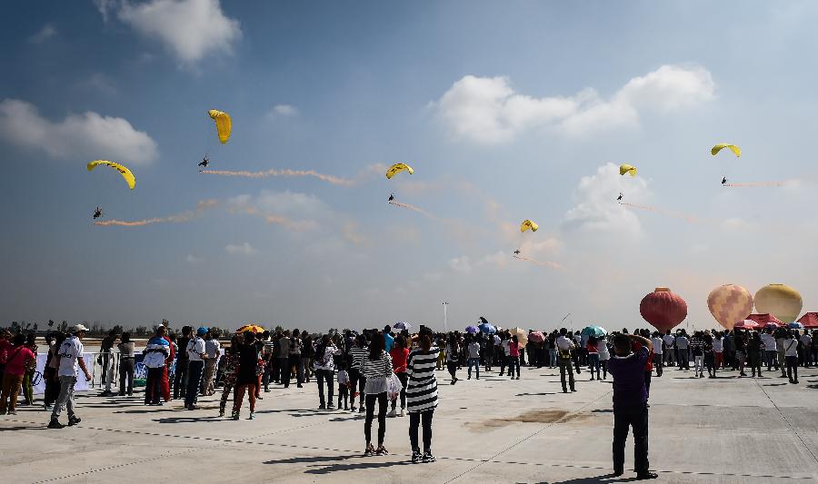 Parachuting championship opens in Taiyuan