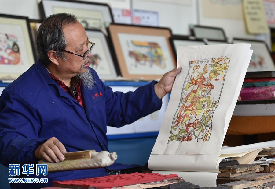 An enthusiast for Jiangzhou New Year wood engravings in Shanxi