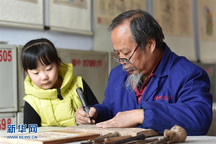 An enthusiast for Jiangzhou New Year wood engravings in Shanxi