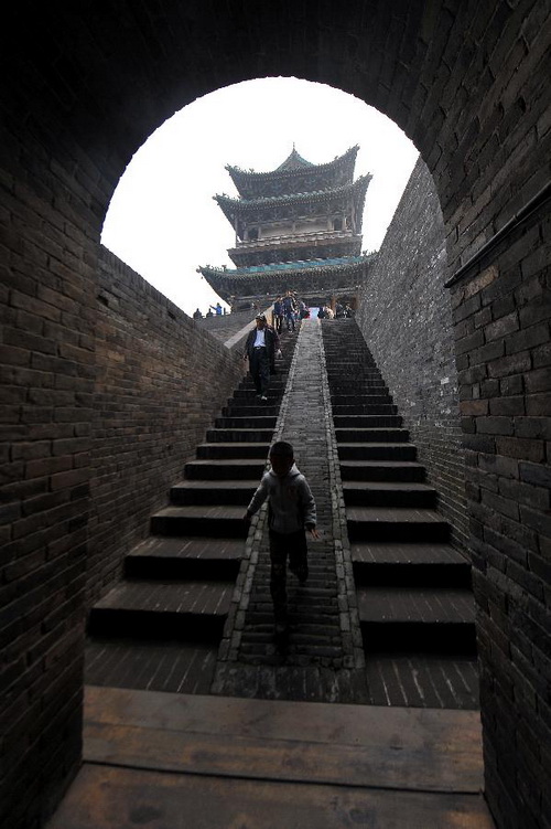 Pingyao ancient city wall closes on National Tourism Day