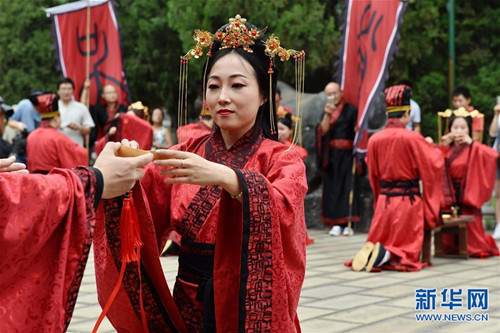 Couples get married the traditional way on Chinese Valentine's Day