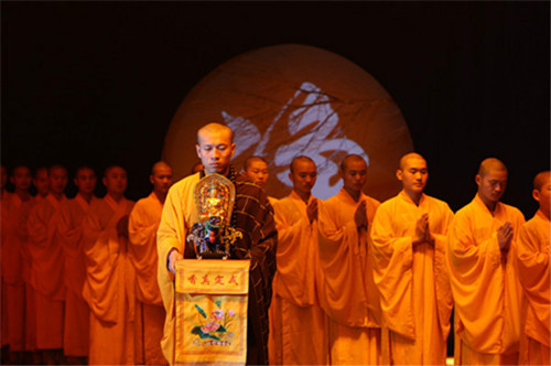 Overseas media watches Buddhist drama at Mount Wutai
