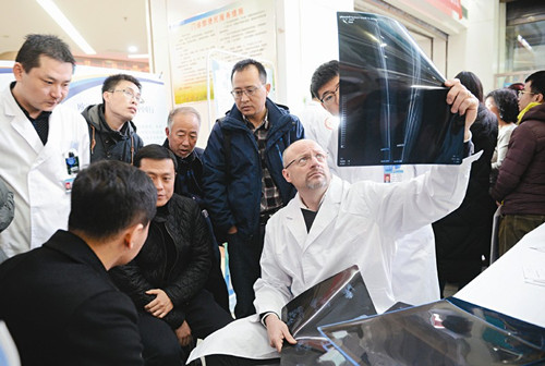 French orthopedic experts offer free consultations in Shanxi