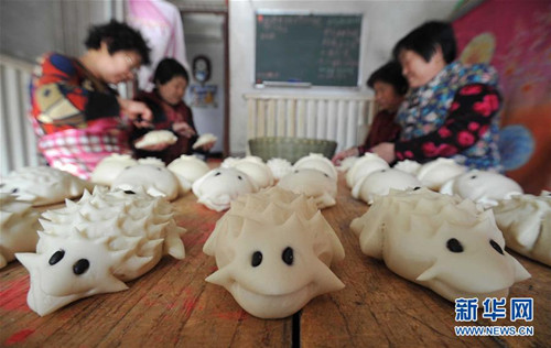 Villagers make steamed buns in memory of ancestors