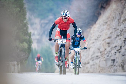 Cyclists challenge Mianshan Mountain