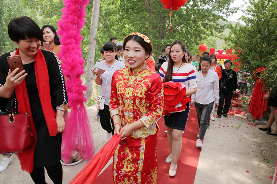 International couple wed in traditional Chinese ceremony
