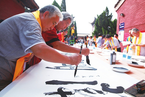 Calligraphers aim for Guinness World Record