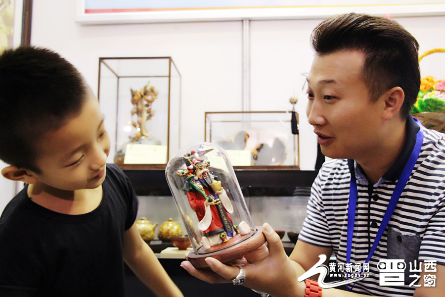 Shanxi man spreads art of dough modeling