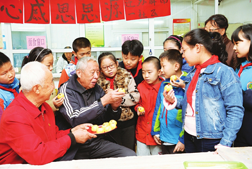 Seniors celebrate Chongyang Festival