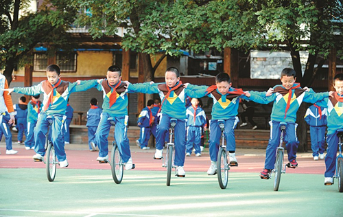 Taiyuan pupils practice unicycling