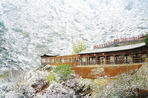 Shanxi scenic area sees first snowfall