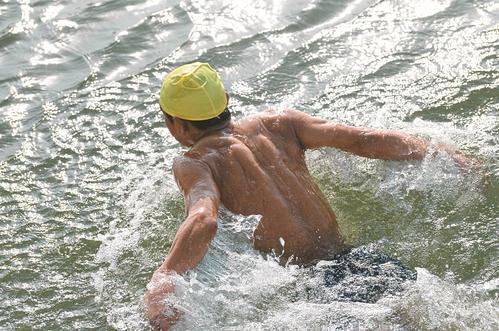Swimmers brave freezing Fenhe River