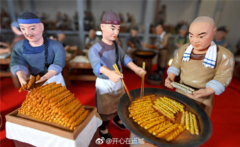 Artist in Shanxi creates vivid scene of fried dough twist making