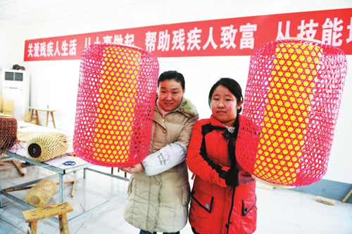 Disabled workers earn through craftwork in Shanxi