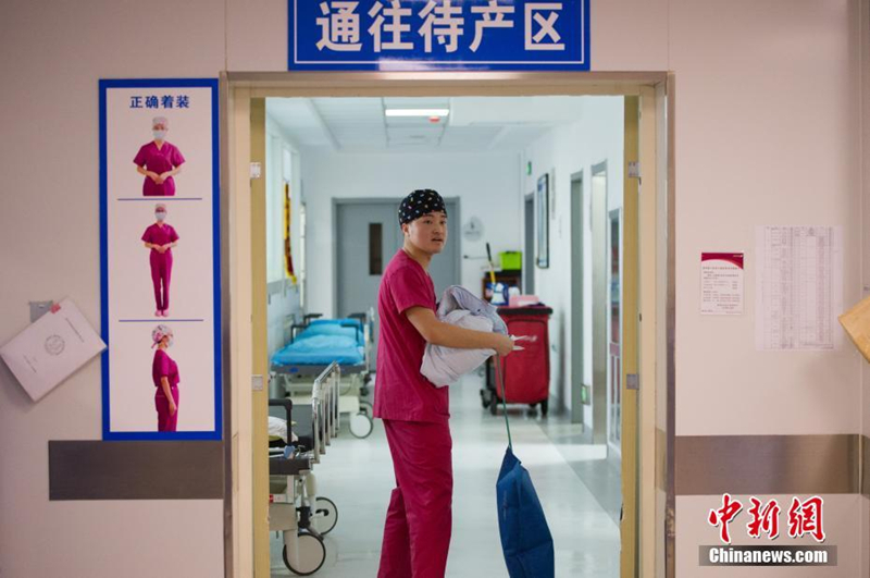 Male midwife delivers more than 200 babies in Shanxi