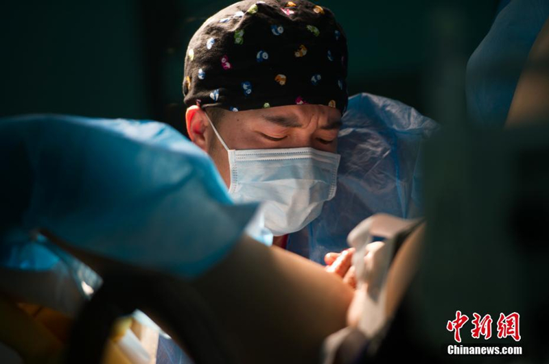 Male midwife delivers more than 200 babies in Shanxi