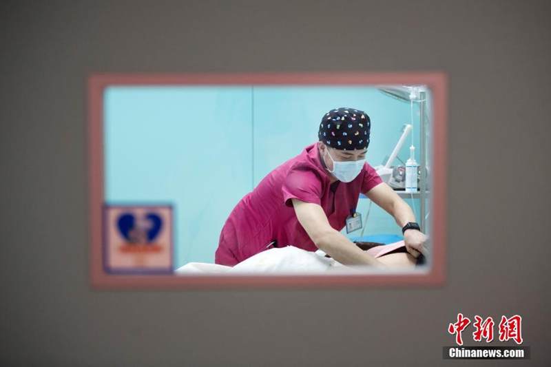 Male midwife delivers more than 200 babies in Shanxi