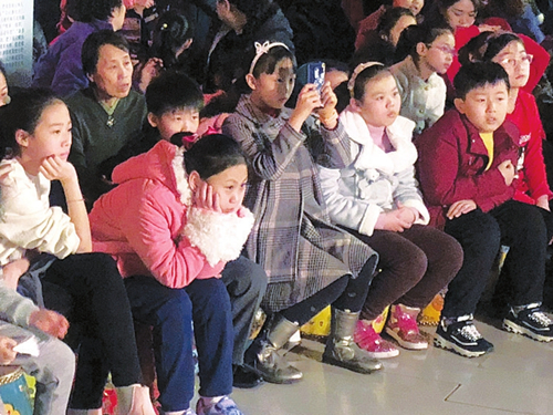 Shadow play screened in Taiyuan community