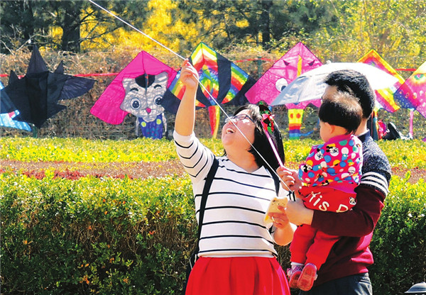 Spring weather brings out Shanxi kite enthusiasts