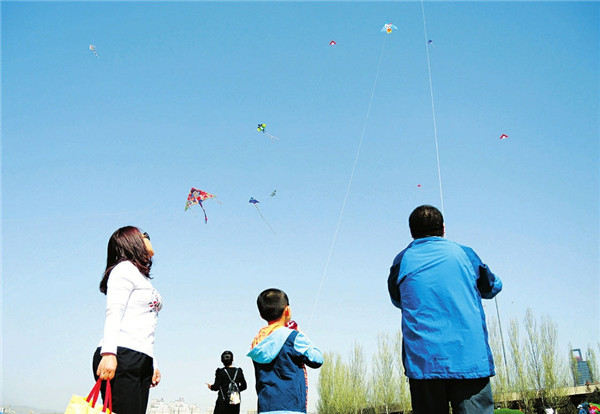 Spring weather brings out Shanxi kite enthusiasts
