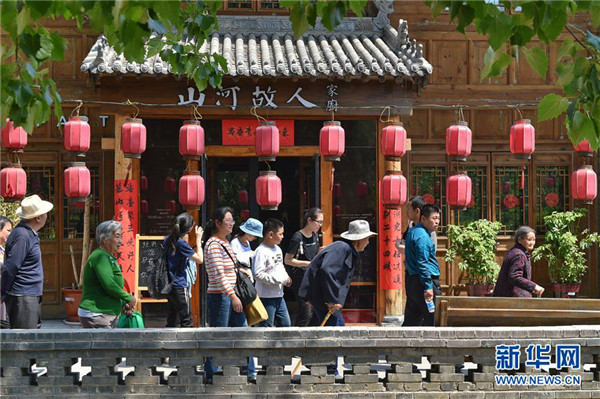 Jiajie Street proves popular with May Day tourists