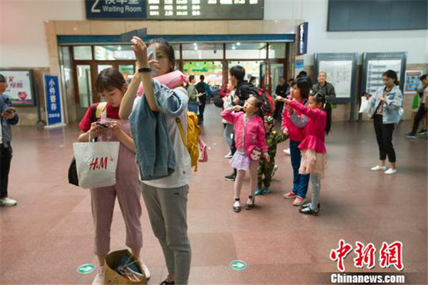 Railway stations see heavy passenger flow during May Day holidays