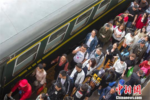 Railway stations see heavy passenger flow during May Day holidays