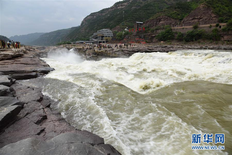 Hukou Waterfall pulls in tourists