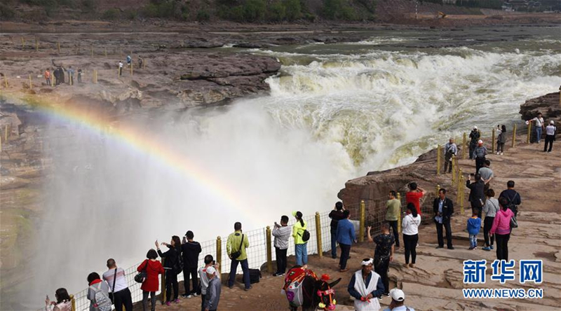 Hukou Waterfall pulls in tourists