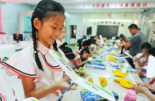 Taiyuan children learn to make model airplanes
