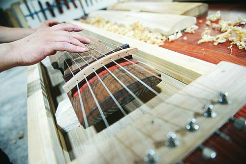 Man spends 3 yrs crafting traditional Chinese instrument