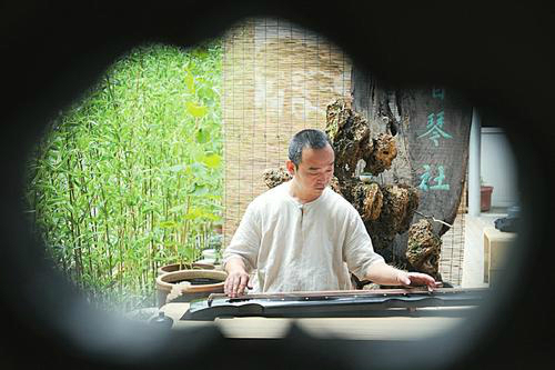 Man spends 3 yrs crafting traditional Chinese instrument