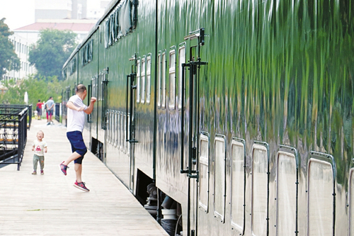 North University of China opens railway theme park