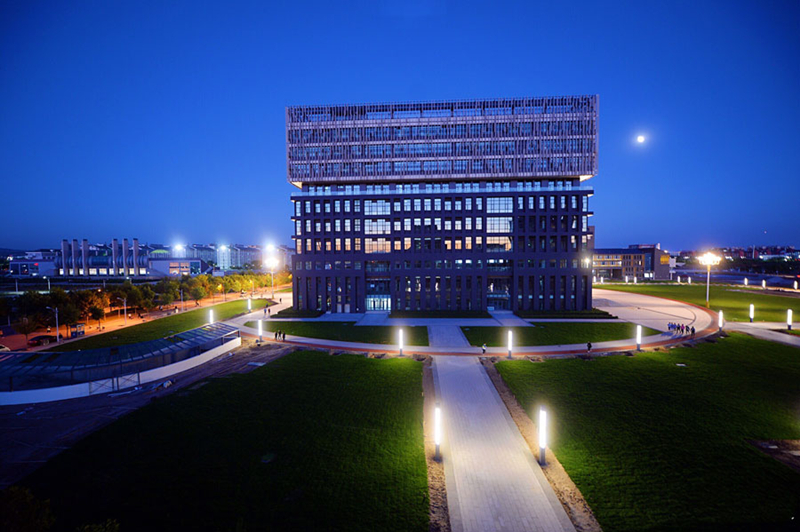 Library of Taiyuan Normal University grabs attention
