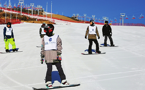 Datong ski resort completes new snowboarding tracks