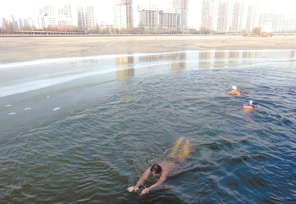 New Year's Day swimmers brave Taiyuan River