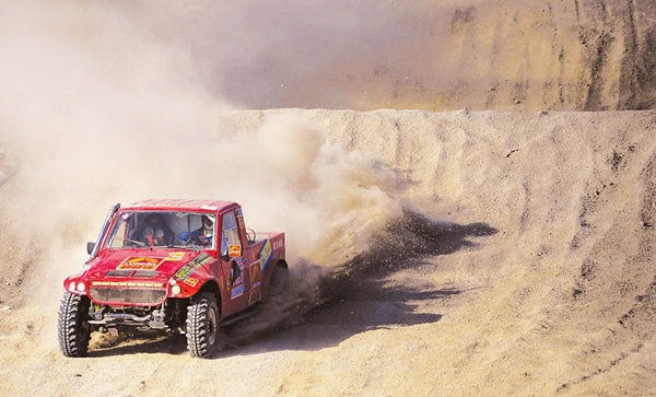 Petrol heads race off-road vehicles in Shanxi