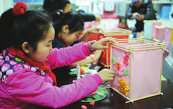 Taiyuan students enjoy lantern DIY session