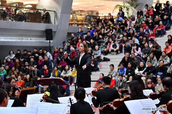 Orchestra plays musical favorites in Taiyuan