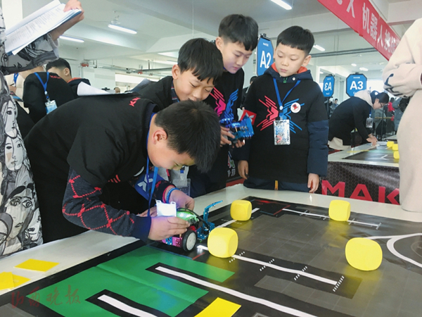 Shouzhou students learn at robot competition