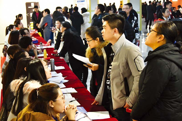 Yangquan holds spring job fair