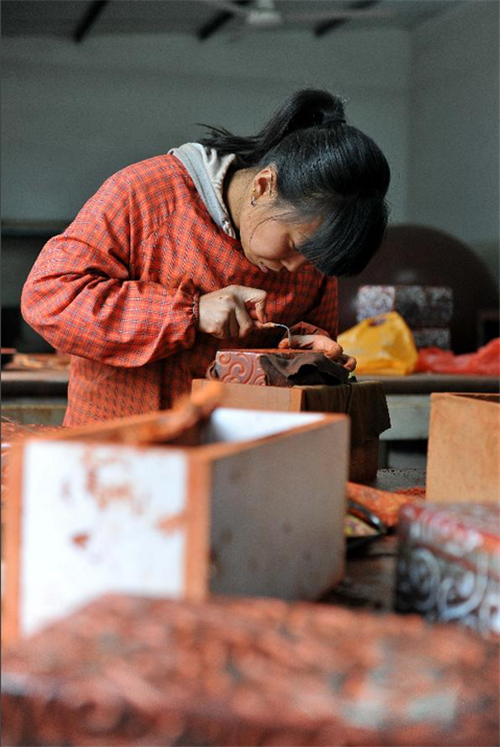 Renaissance of Xinjiang county's carved lacquerware workmanship