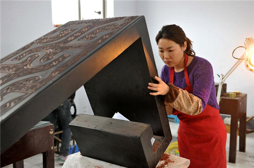 Renaissance of Xinjiang county's carved lacquerware workmanship