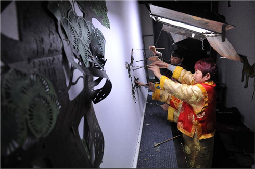 'Pocket shadow puppet’actors in Pingyao ancient city