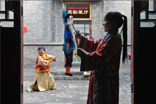 'Pocket shadow puppet’actors in Pingyao ancient city