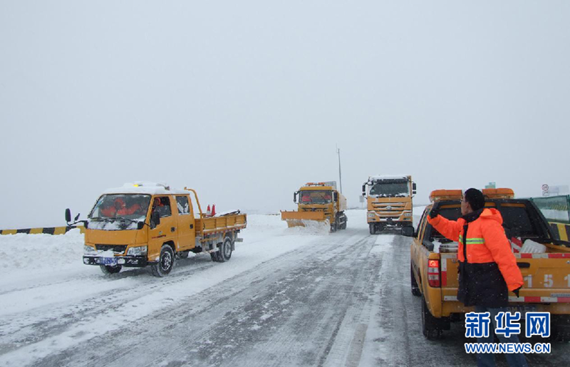 Maintenance workers keep Shanxi on the road