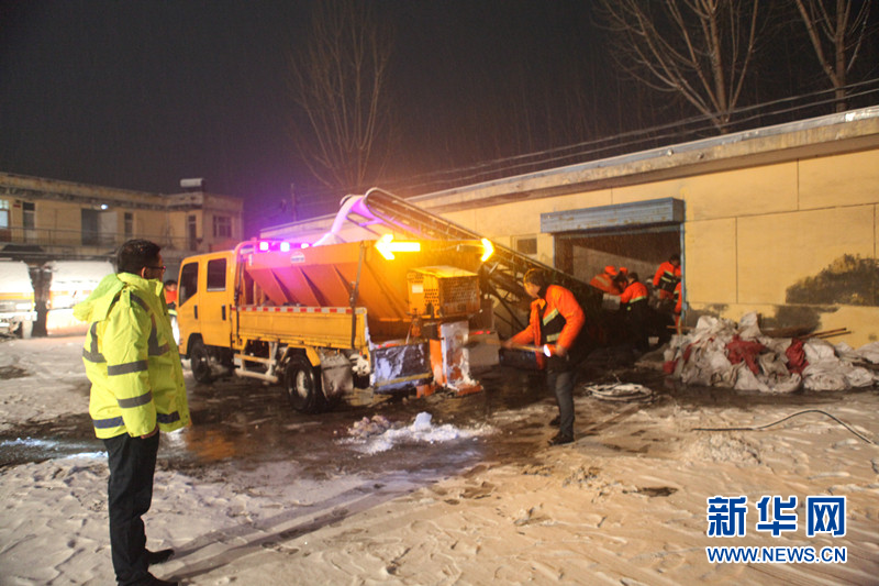 Maintenance workers keep Shanxi on the road