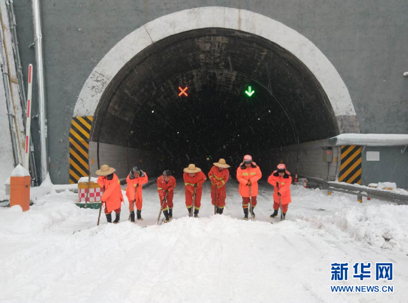 Maintenance workers keep Shanxi on the road