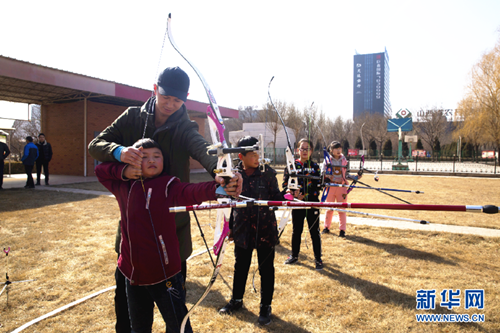 Children learn archery in Taiyuan