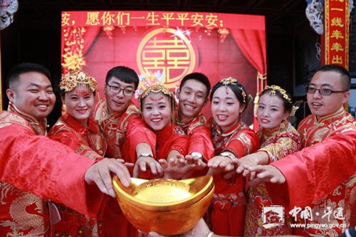 Couples opt for traditional wedding in Pingyao